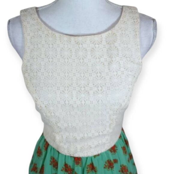 GARDEN TEA CITY TRIANGLES IVORY LACE & GREEN FLORAL DRESS SZ.M/L EUC. - Picture 2 of 6
